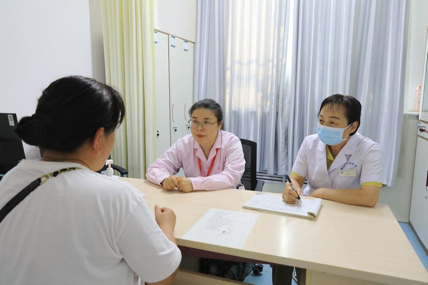 婦科二病區(qū)顧曉荔_副本.JPG 婦科二病區(qū)顧曉荔_副本.JPG