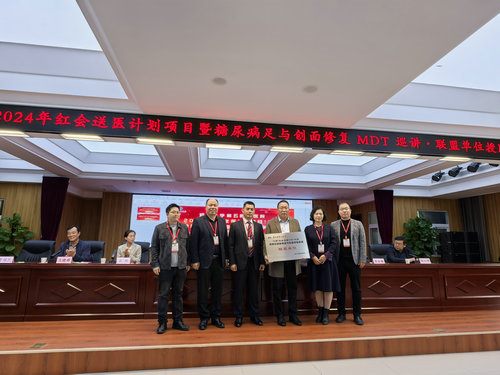 副書記王建敏向舞陽縣中心醫(yī)院授河南“紅會送醫(yī)計劃”項目河南省糖尿病足與創(chuàng)面修復聯盟單位牌匾 副書記王建敏向舞陽縣中心醫(yī)院授河南“紅會送醫(yī)計劃”項目河南省糖尿病足與創(chuàng)面修復聯盟單位牌匾
